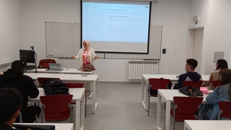 Aulas com a Professora Merve Kekeç da Universidad de Haliç